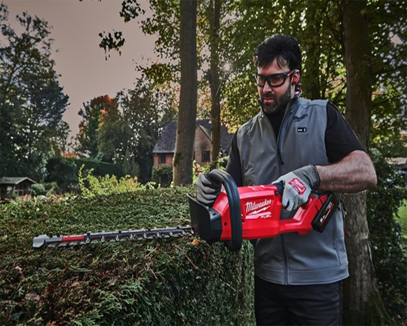 MILWAUKEE® M18 FUEL™ 60cm Hedge trimmer kit