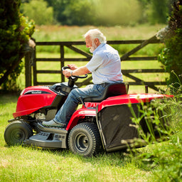 Cutting and collecting the grass with Mountfield ride on