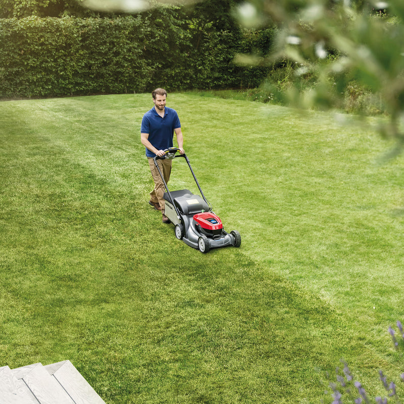 Honda HRX476 XB Cutting Grass