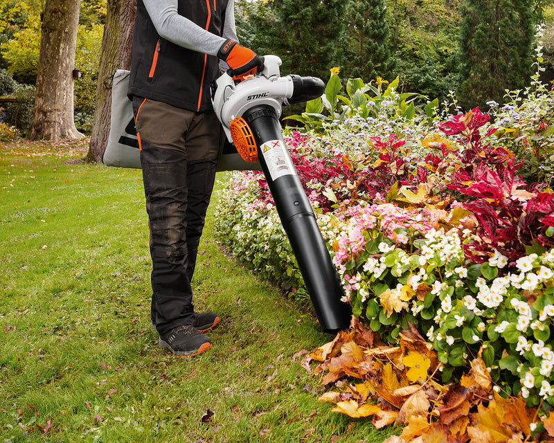 STIHL Vacuum clearing leaves