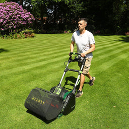Allett Stirling cutting lawn stripes