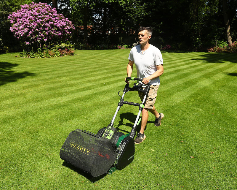 Allett Stirling cutting lawn stripes