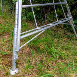Uneven ground ladder for slopes