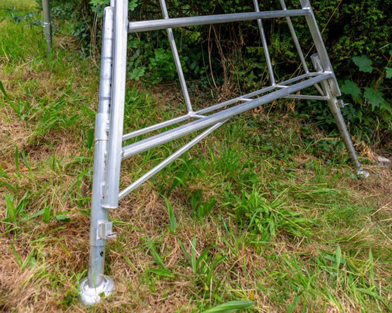 Uneven ground ladder for slopes